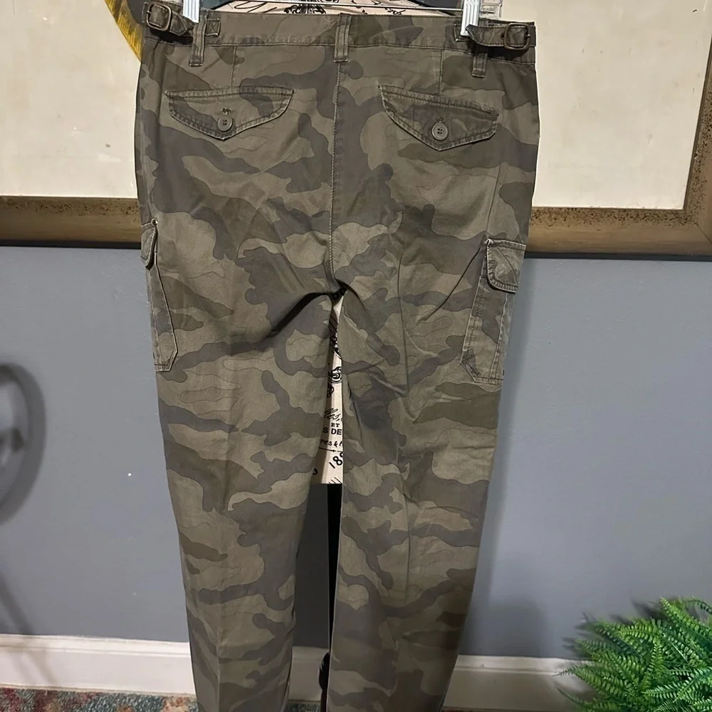 J crew favorite fit 10 p cotton. Euc. Button fly. Camo